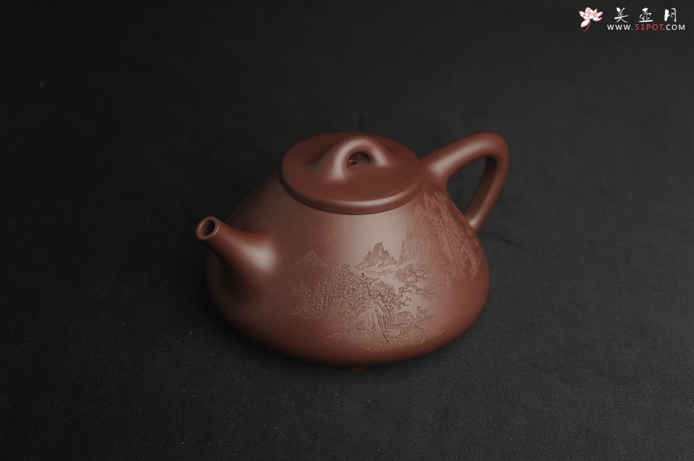 紫砂壶图片：油润底曹青 全手工特好子冶石瓢 强强联合工艺师刘彦飞装饰山水图 特文气 - 宜兴紫砂壶网