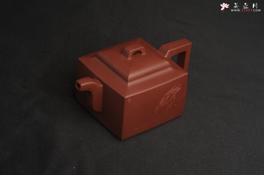 紫砂壶图片：全手工优质紫红泥精致亚明四方壶 装饰养神图 特文气 - 宜兴紫砂壶网