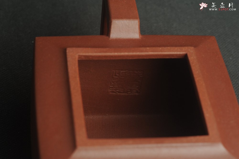 紫砂壶图片：全手工优质紫红泥精致亚明四方壶 装饰养神图 特文气 - 宜兴紫砂壶网