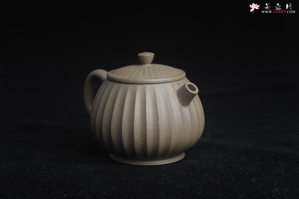 紫砂壶图片：美壶特惠 精致青段筋纹矮巨轮壶 - 宜兴紫砂壶网