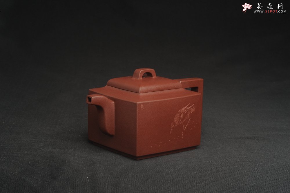 紫砂壶图片：全手工优质紫红泥精致亚明四方壶 装饰养神图 特文气 - 宜兴紫砂壶网