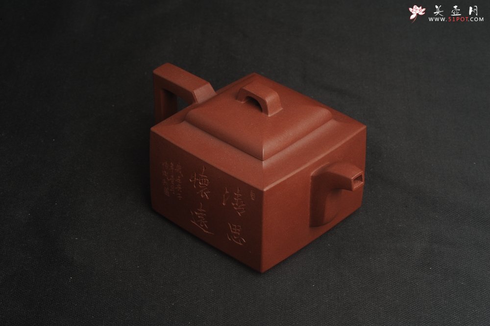 紫砂壶图片：全手工优质紫红泥精致亚明四方壶 装饰山水图 特文气 - 宜兴紫砂壶网