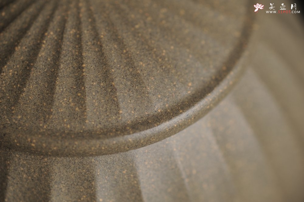 紫砂壶图片：美壶特惠 精致青段筋纹矮巨轮壶 - 宜兴紫砂壶网