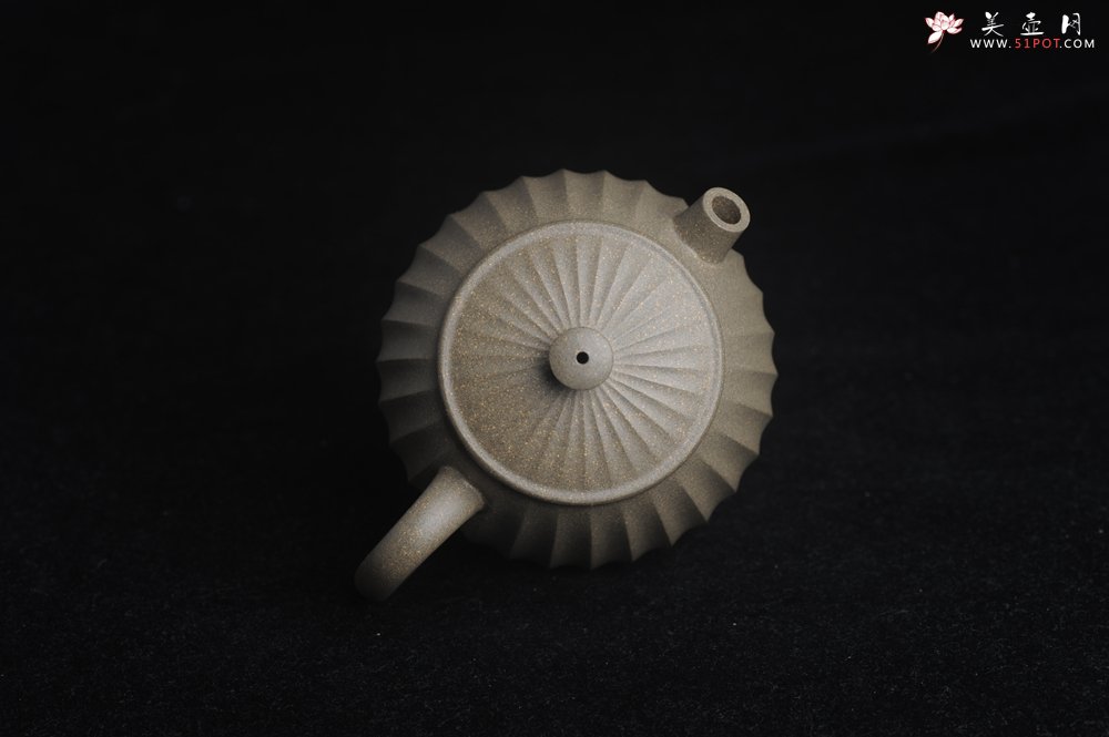 紫砂壶图片：美壶特惠 精致青段筋纹矮巨轮壶 - 宜兴紫砂壶网