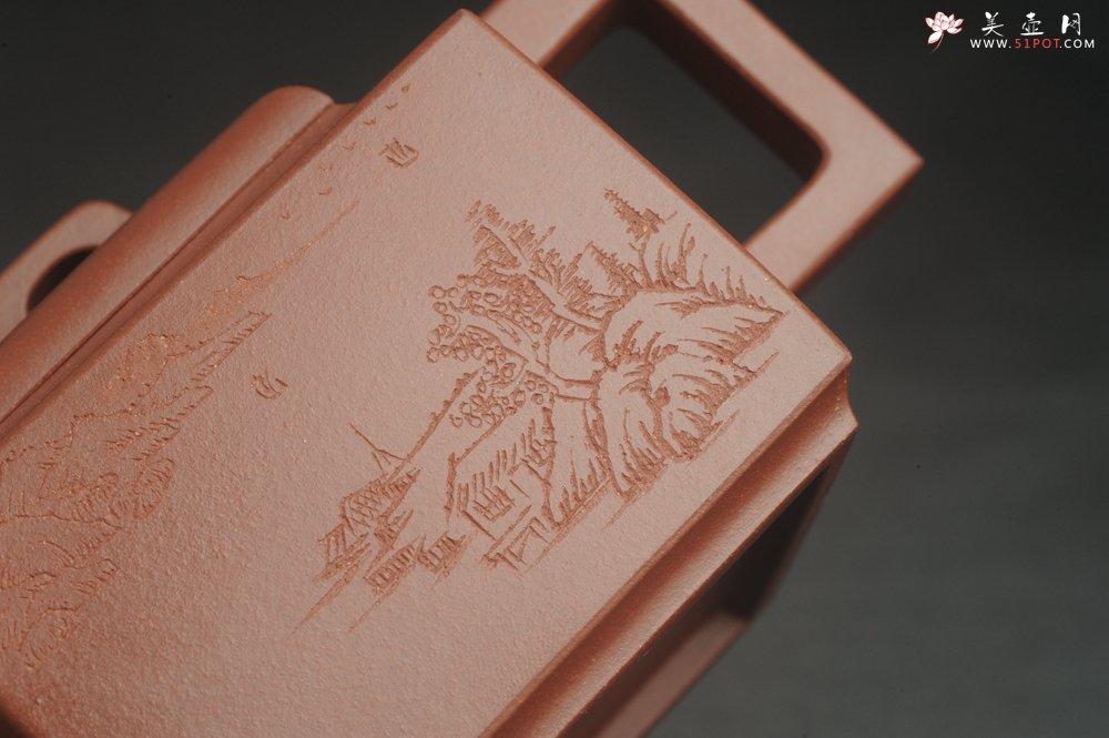 紫砂壶图片：全手工优质紫红泥精致亚明四方壶 装饰山水图 特文气 - 宜兴紫砂壶网