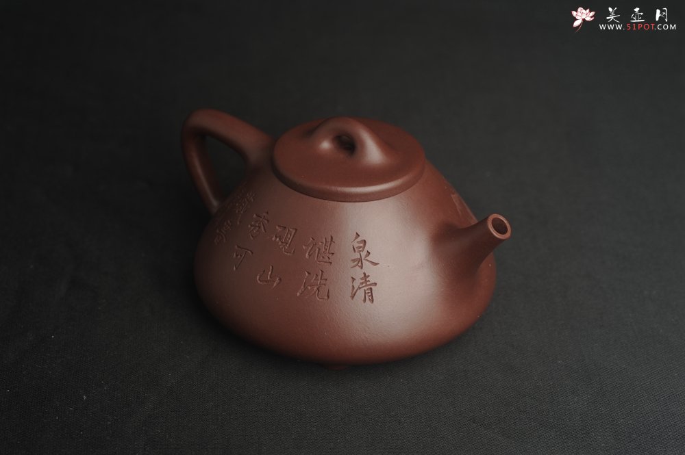 紫砂壶图片：油润底曹青 全手工特好子冶石瓢 强强联合工艺师刘彦飞装饰山水图 特文气 - 宜兴紫砂壶网