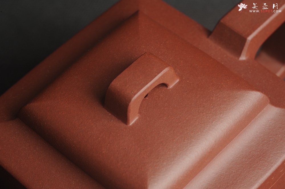 紫砂壶图片：全手工优质紫红泥精致亚明四方壶 装饰山水图 特文气 - 宜兴紫砂壶网