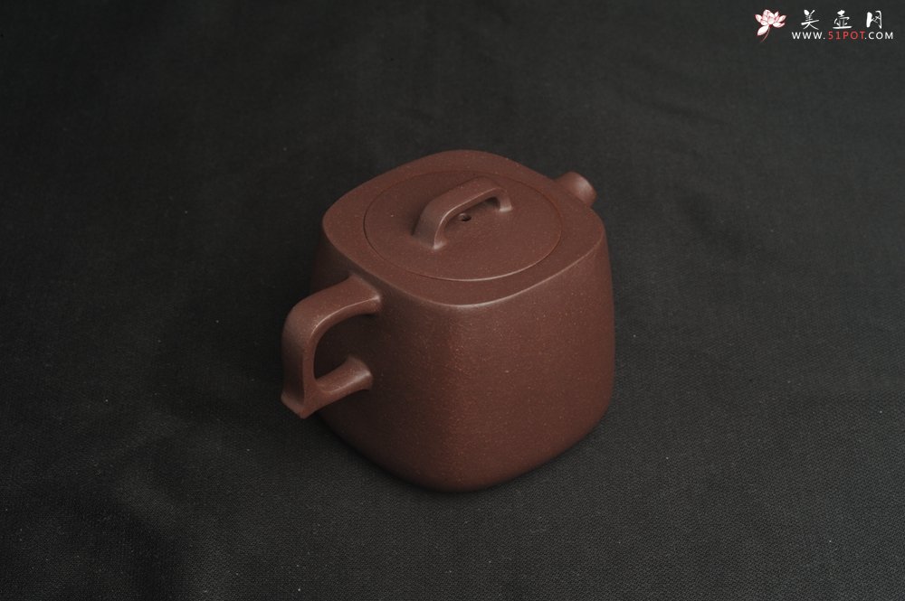 紫砂壶图片：美壶特惠  精致紫泥四方套壶180cc 杯子50cc 一壶二杯 - 宜兴紫砂壶网