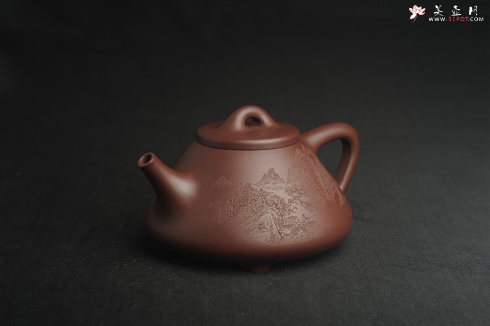 紫砂壶图片：油润底曹青 全手工特好子冶石瓢 强强联合工艺师刘彦飞装饰山水图 特文气 - 宜兴紫砂壶网