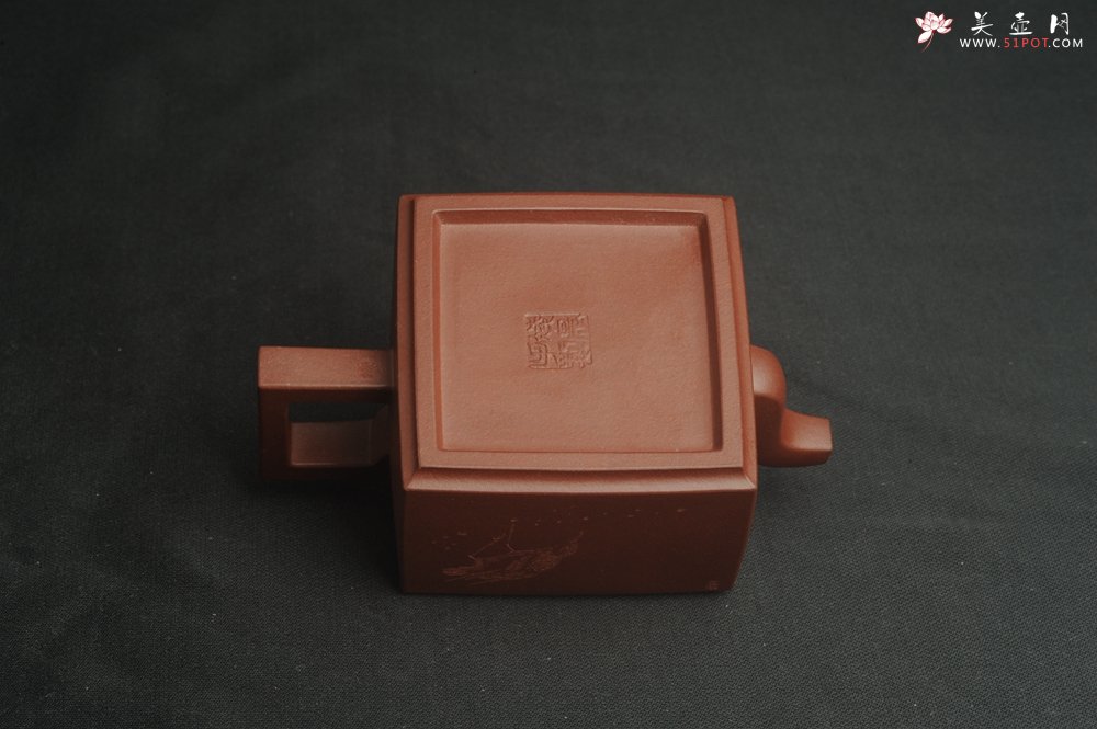 紫砂壶图片：全手工优质紫红泥精致亚明四方壶 装饰养神图 特文气 - 宜兴紫砂壶网