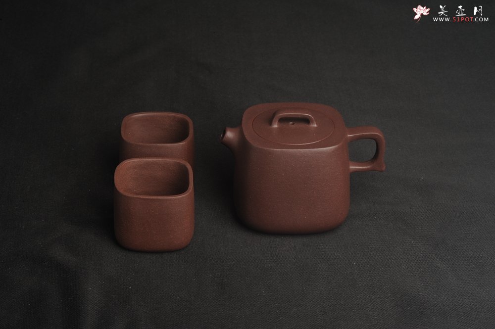 紫砂壶图片：美壶特惠  精致紫泥四方套壶180cc 杯子50cc 一壶二杯 - 宜兴紫砂壶网