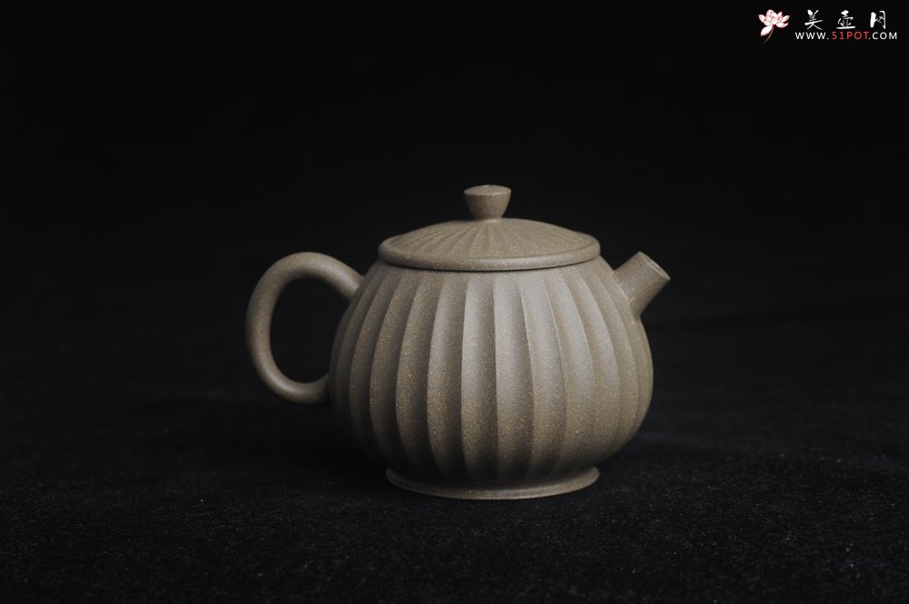 紫砂壶图片：美壶特惠 精致青段筋纹矮巨轮壶 - 宜兴紫砂壶网