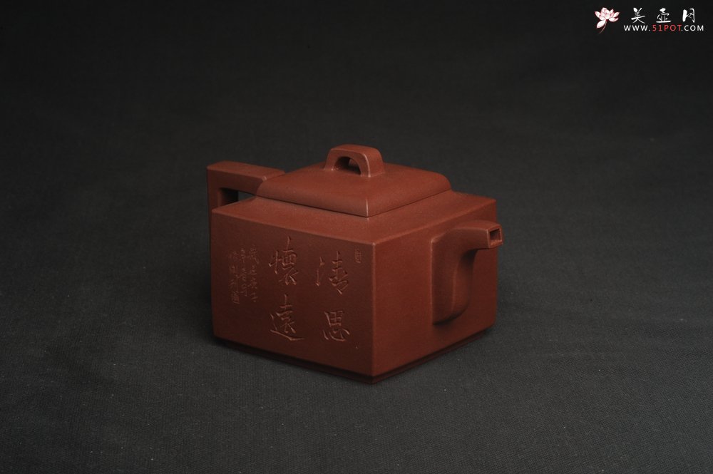 紫砂壶图片：全手工优质紫红泥精致亚明四方壶 装饰山水图 特文气 - 宜兴紫砂壶网