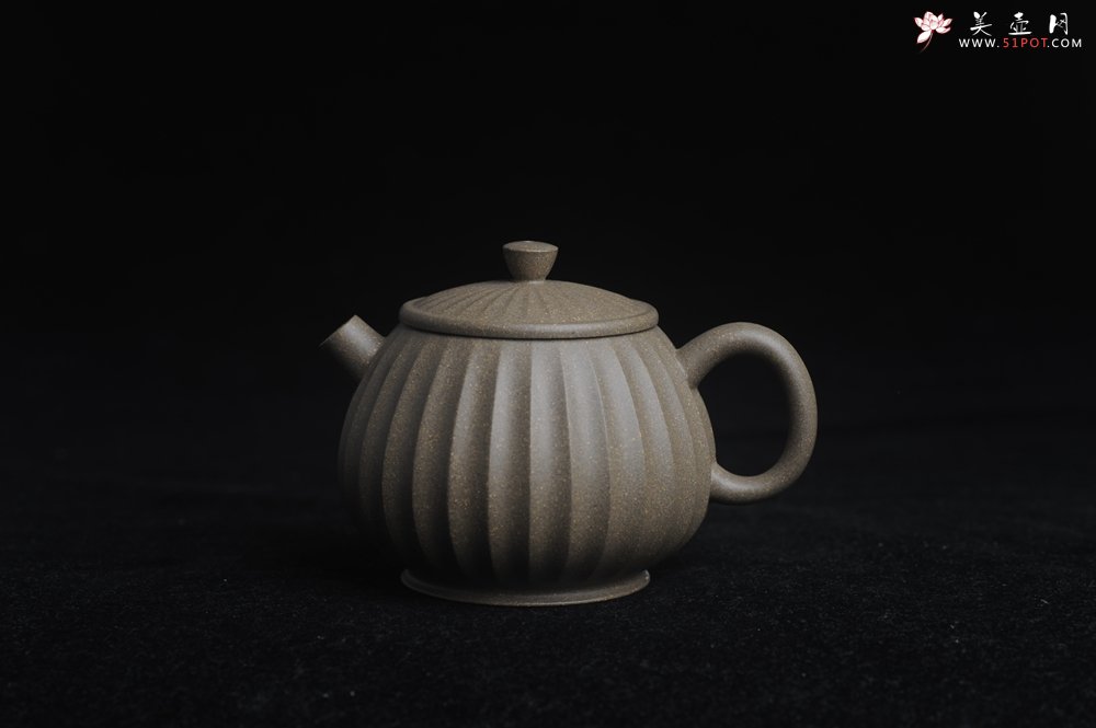 紫砂壶图片：美壶特惠 精致青段筋纹矮巨轮壶 - 宜兴紫砂壶网