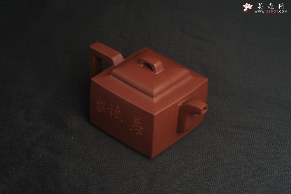 紫砂壶图片：全手工优质紫红泥精致亚明四方壶 装饰养神图 特文气 - 宜兴紫砂壶网