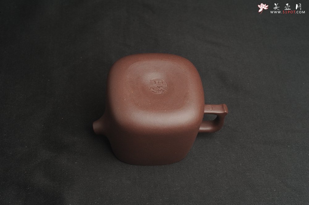 紫砂壶图片：美壶特惠  精致紫泥四方套壶180cc 杯子50cc 一壶二杯 - 宜兴紫砂壶网