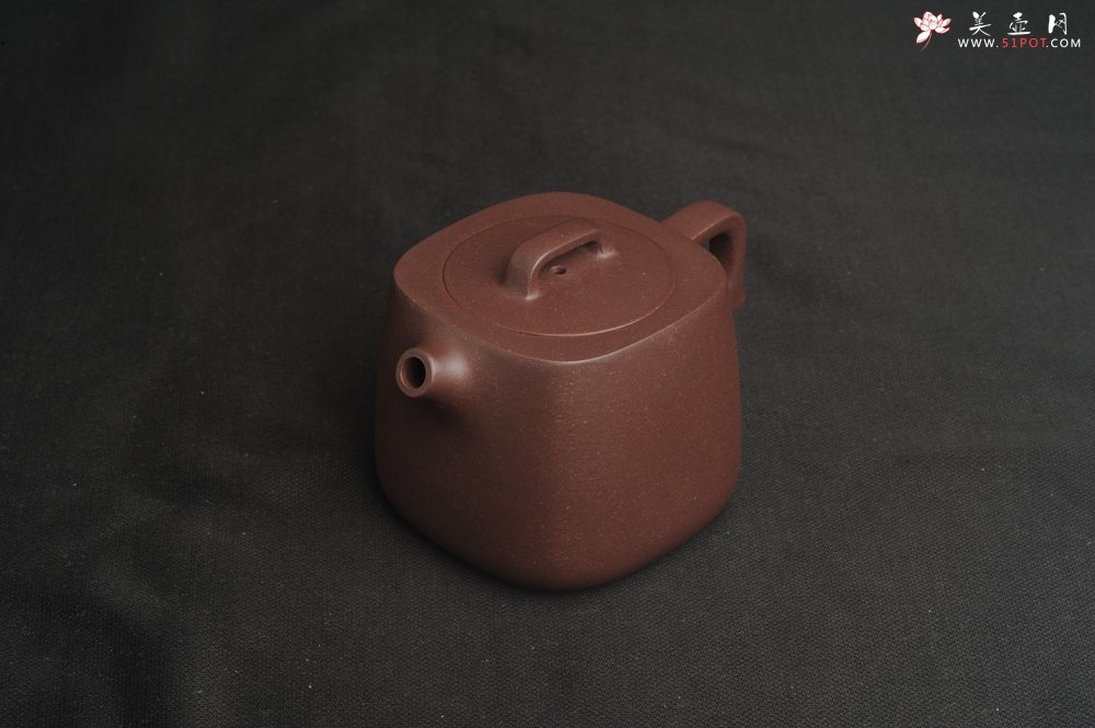紫砂壶图片：美壶特惠  精致紫泥四方套壶180cc 杯子50cc 一壶二杯 - 宜兴紫砂壶网
