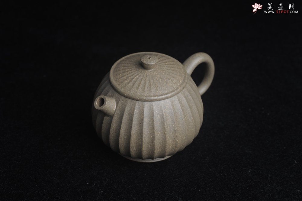 紫砂壶图片：美壶特惠 精致青段筋纹矮巨轮壶 - 宜兴紫砂壶网