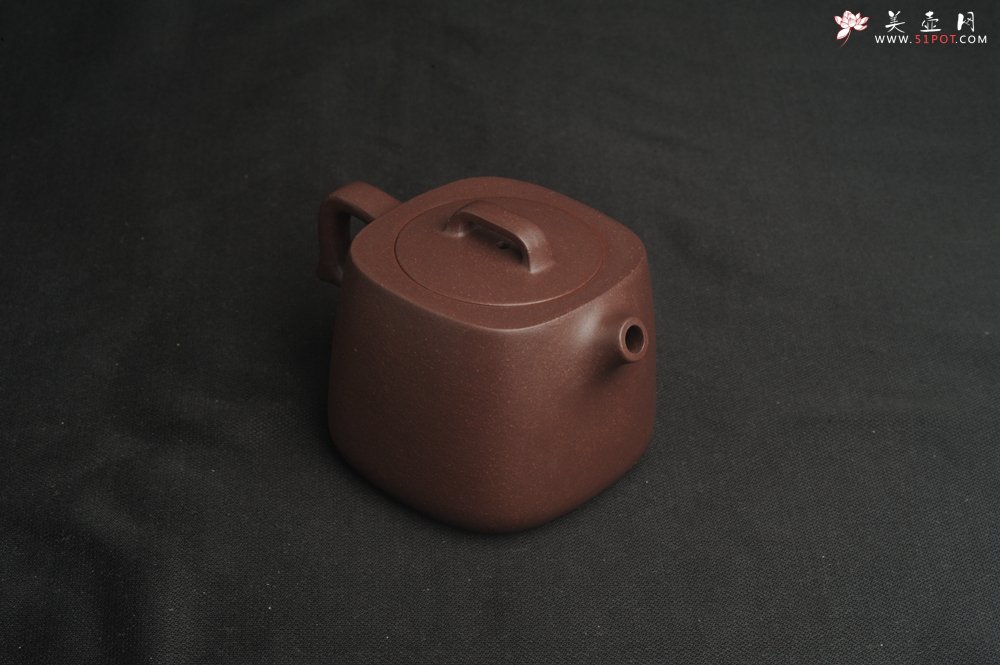 紫砂壶图片：美壶特惠  精致紫泥四方套壶180cc 杯子50cc 一壶二杯 - 宜兴紫砂壶网