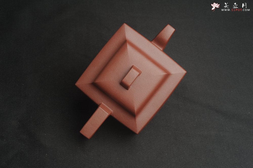 紫砂壶图片：全手工优质紫红泥精致亚明四方壶 装饰山水图 特文气 - 宜兴紫砂壶网