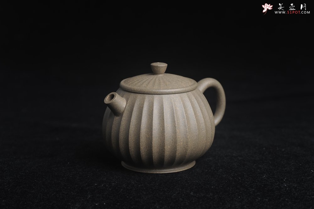 紫砂壶图片：美壶特惠 精致青段筋纹矮巨轮壶 - 宜兴紫砂壶网