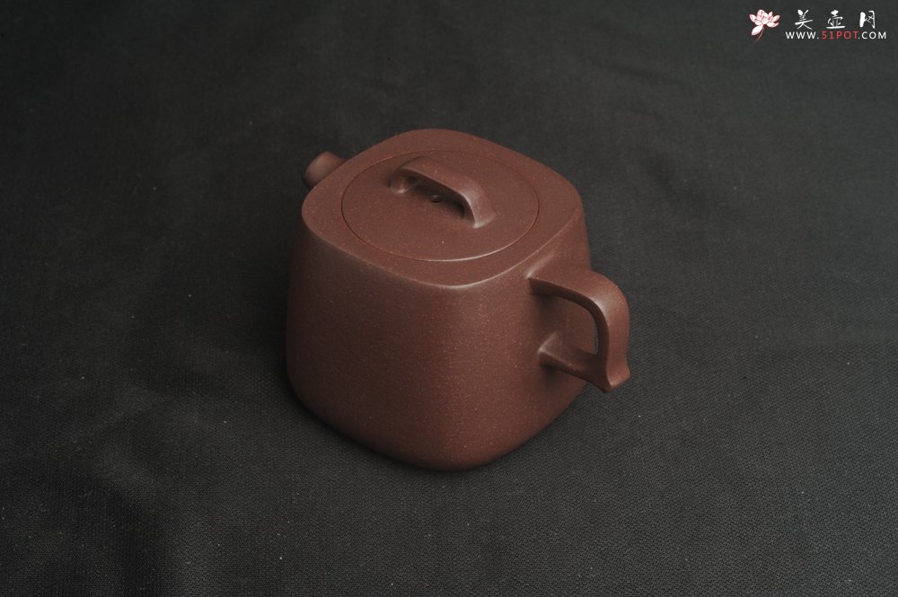 紫砂壶图片：美壶特惠  精致紫泥四方套壶180cc 杯子50cc 一壶二杯 - 宜兴紫砂壶网