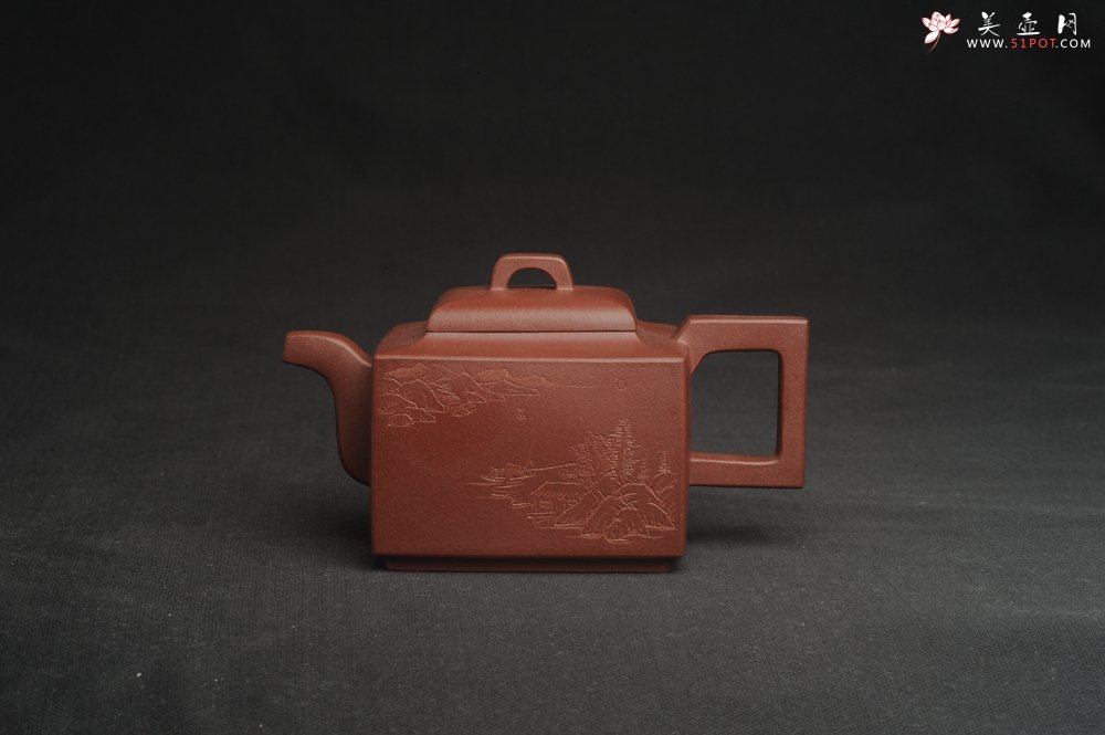 紫砂壶图片：全手工优质紫红泥精致亚明四方壶 装饰山水图 特文气 - 宜兴紫砂壶网