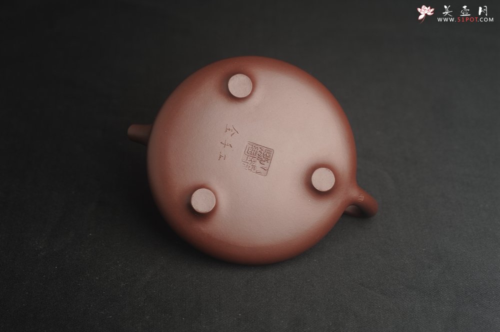 紫砂壶图片：油润底曹青 全手工特好子冶石瓢 强强联合工艺师刘彦飞装饰山水图 特文气 - 宜兴紫砂壶网