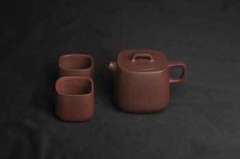 紫砂壶图片：美壶特惠  精致紫泥四方套壶180cc 杯子50cc 一壶二杯 - 宜兴紫砂壶网