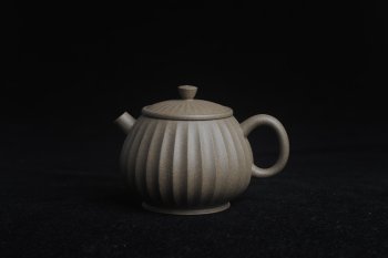 紫砂壶图片：美壶特惠 精致青段筋纹矮巨轮壶 - 宜兴紫砂壶网