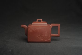 紫砂壶图片：全手工优质紫红泥精致亚明四方壶 装饰山水图 特文气 - 宜兴紫砂壶网