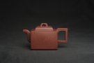 紫砂壶图片：全手工优质紫红泥精致亚明四方壶 装饰养神图 特文气 - 宜兴紫砂壶网