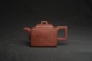 紫砂壶图片：全手工优质紫红泥精致亚明四方壶 装饰山水图 特文气 - 宜兴紫砂壶网