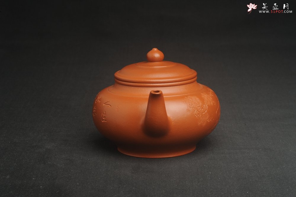 紫砂壶图片：潜力股周小培全手演绎朱泥笑樱壶 中品难度大 方健老师装饰对弈图 - 宜兴紫砂壶网