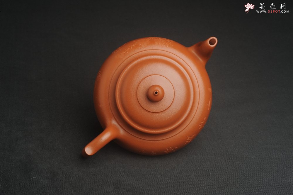 紫砂壶图片：潜力股周小培全手演绎朱泥笑樱壶 中品难度大 方健老师装饰对弈图 - 宜兴紫砂壶网