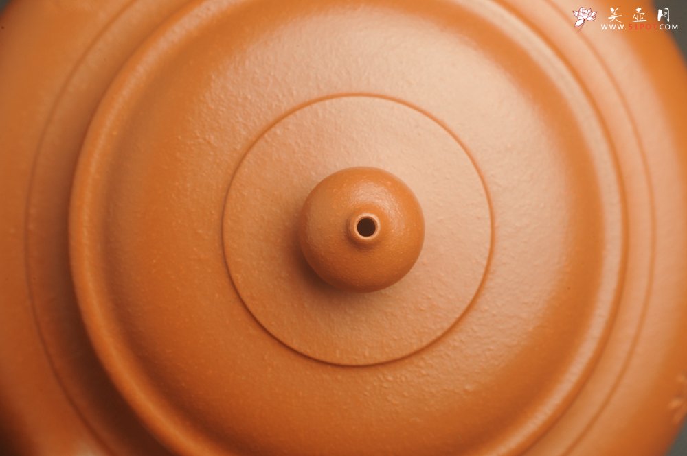 紫砂壶图片：潜力股周小培全手演绎朱泥笑樱壶 中品难度大 方健老师装饰对弈图 - 宜兴紫砂壶网