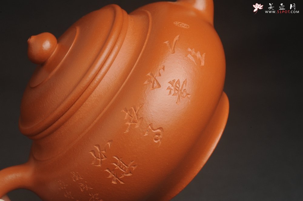 紫砂壶图片：潜力股周小培全手演绎朱泥笑樱壶 中品难度大 方健老师装饰对弈图 - 宜兴紫砂壶网