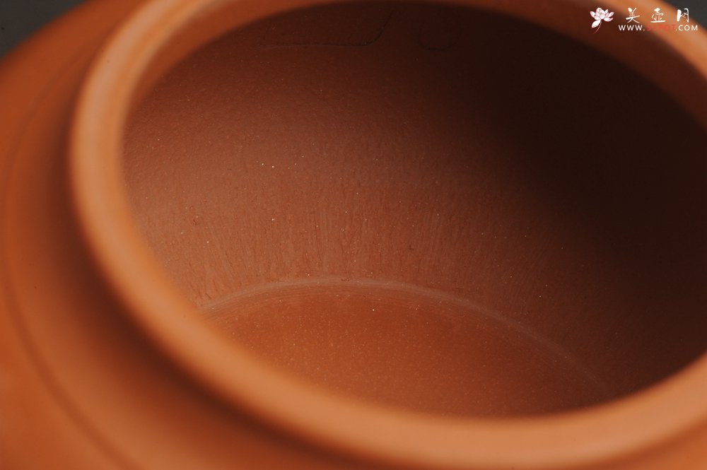 紫砂壶图片：潜力股周小培全手演绎朱泥笑樱壶 中品难度大 方健老师装饰对弈图 - 宜兴紫砂壶网