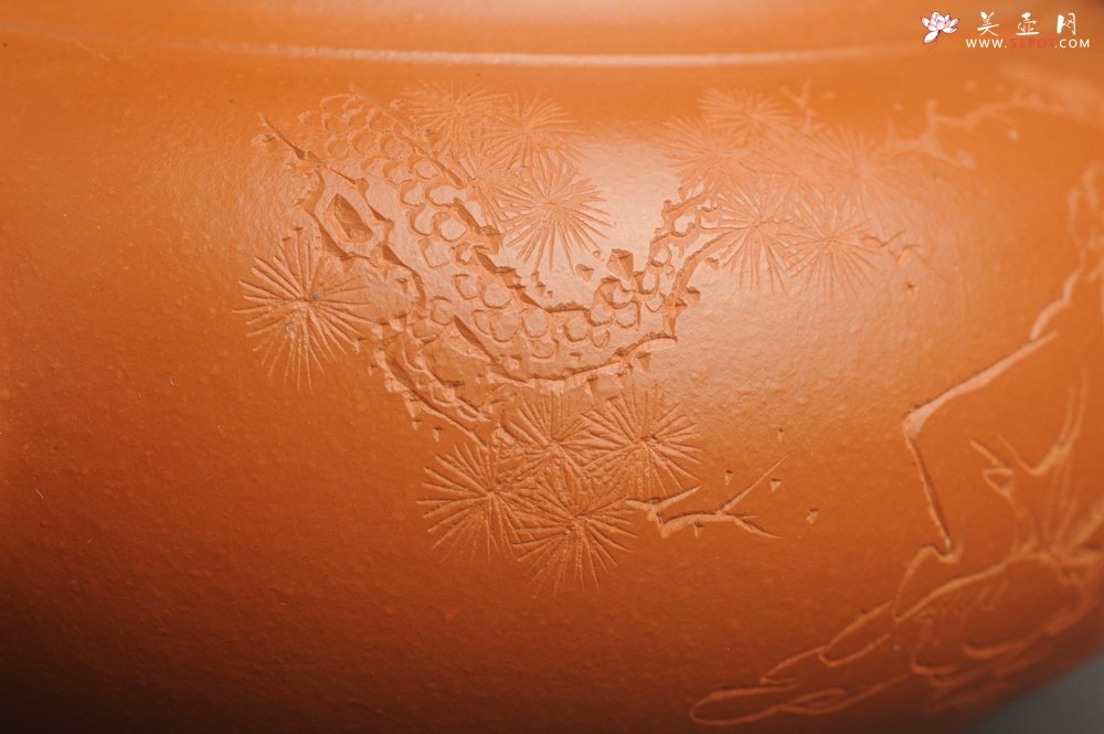 紫砂壶图片：潜力股周小培全手演绎朱泥笑樱壶 中品难度大 方健老师装饰对弈图 - 宜兴紫砂壶网