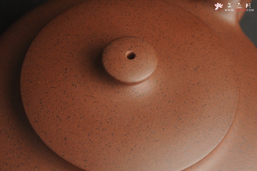 紫砂壶图片：美壶特惠 精致铁星砂紫泥汉扁壶 茶人醉爱 - 宜兴紫砂壶网