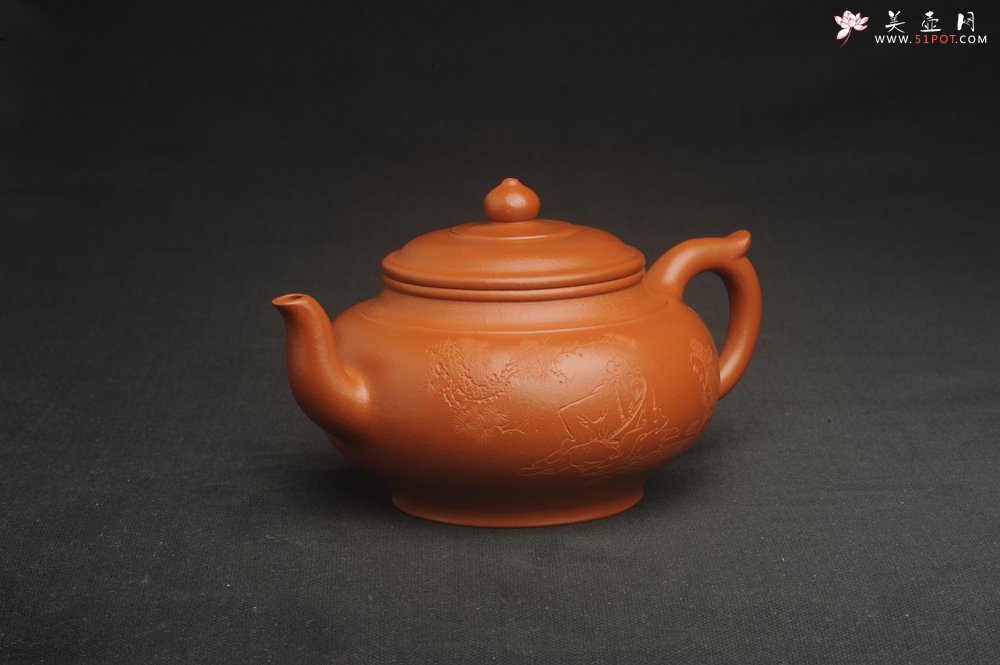 紫砂壶图片：潜力股周小培全手演绎朱泥笑樱壶 中品难度大 方健老师装饰对弈图 - 宜兴紫砂壶网