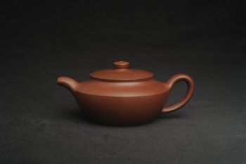 紫砂壶图片：美壶特惠 精致铁星砂紫泥汉扁壶 茶人醉爱 - 宜兴紫砂壶网