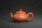 紫砂壶图片：潜力股周小培全手演绎朱泥笑樱壶 中品难度大 方健老师装饰对弈图 - 宜兴紫砂壶网