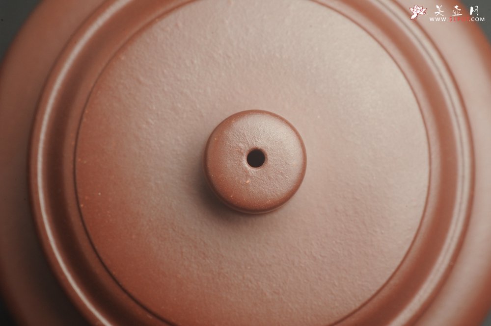 紫砂壶图片：油润黄龙山4号深井红皮龙 全手工德中壶 做工特好 装饰人物特文气 - 宜兴紫砂壶网