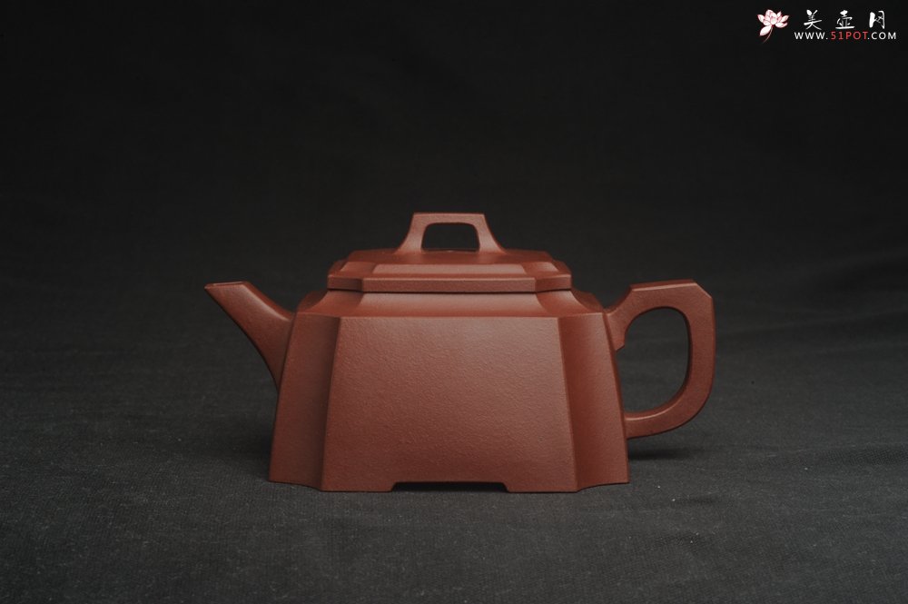 紫砂壶图片：,美壶特惠 全手工优质紫红泥精致抽角八方 特文气 - 宜兴紫砂壶网