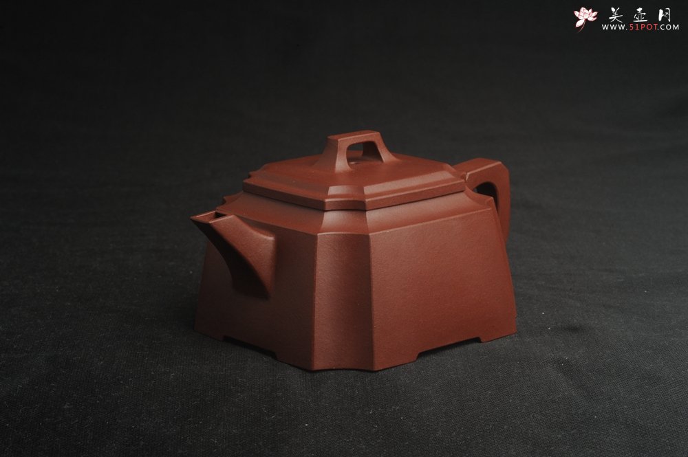 紫砂壶图片：,美壶特惠 全手工优质紫红泥精致抽角八方 特文气 - 宜兴紫砂壶网