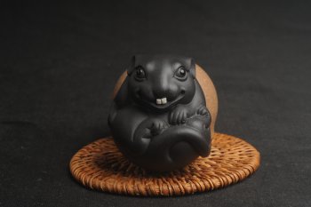 紫砂壶图片：美宠特惠 精致黑料  数（鼠）你最美 紫砂茶宠摆件  高6cm - 宜兴紫砂壶网