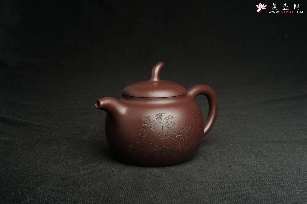 紫砂壶图片：特油润底曹青 全手工一捺底景舟茄段 装饰人物特文气 期待与亲结缘 - 宜兴紫砂壶网
