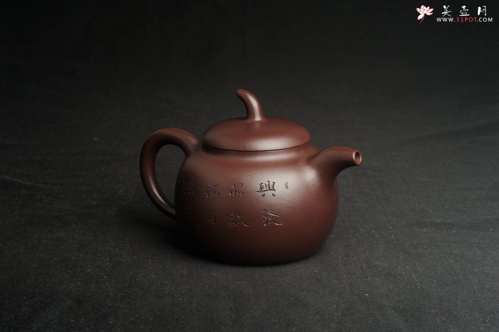 紫砂壶图片：特油润底曹青 全手工一捺底景舟茄段 装饰人物特文气 期待与亲结缘 - 宜兴紫砂壶网