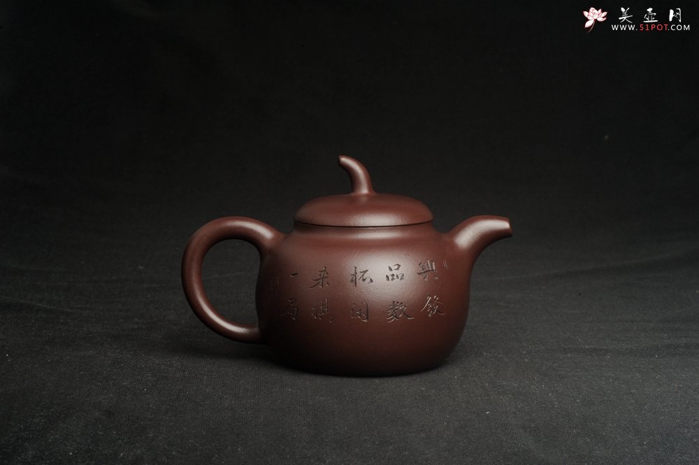 紫砂壶图片：特油润底曹青 全手工一捺底景舟茄段 装饰人物特文气 期待与亲结缘 - 宜兴紫砂壶网